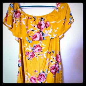 Maternity top floral in Size M.